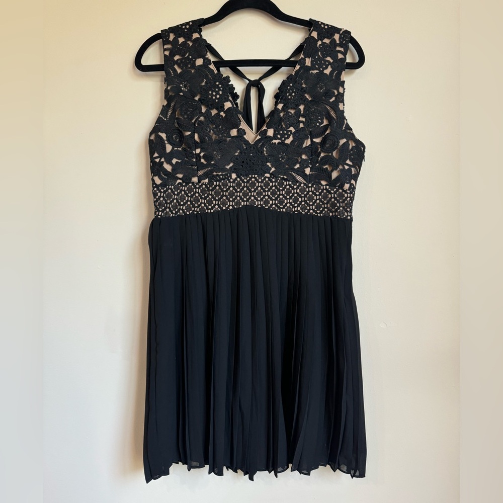 NWOT black and tan lace pleated heartloom dress